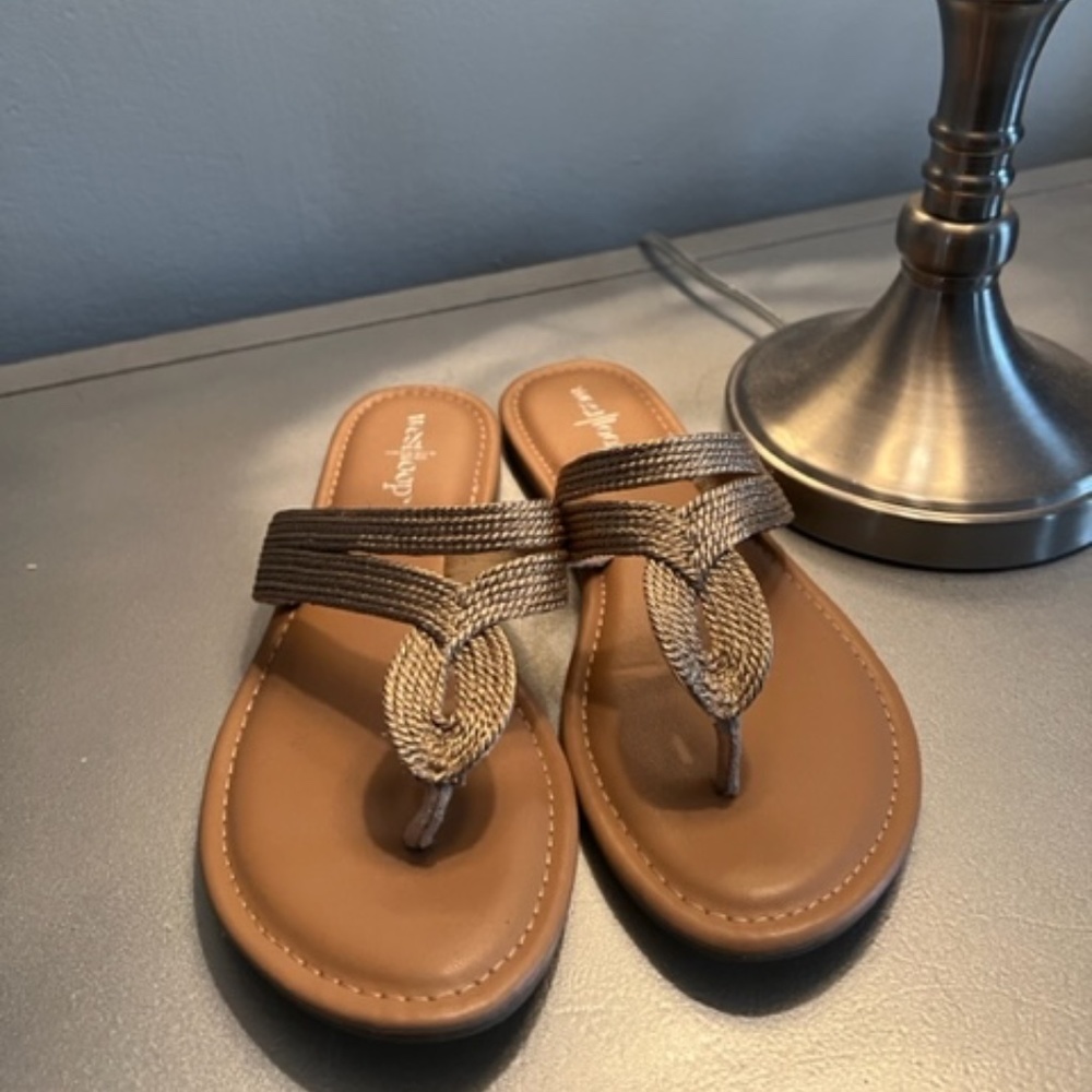 Size M 7/8 WEST LOOP Women's Metallic Gold Woven Flip Flop Thong Sandal